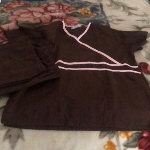 Scrub set size small bundle with two tops - Picture 3 of 7